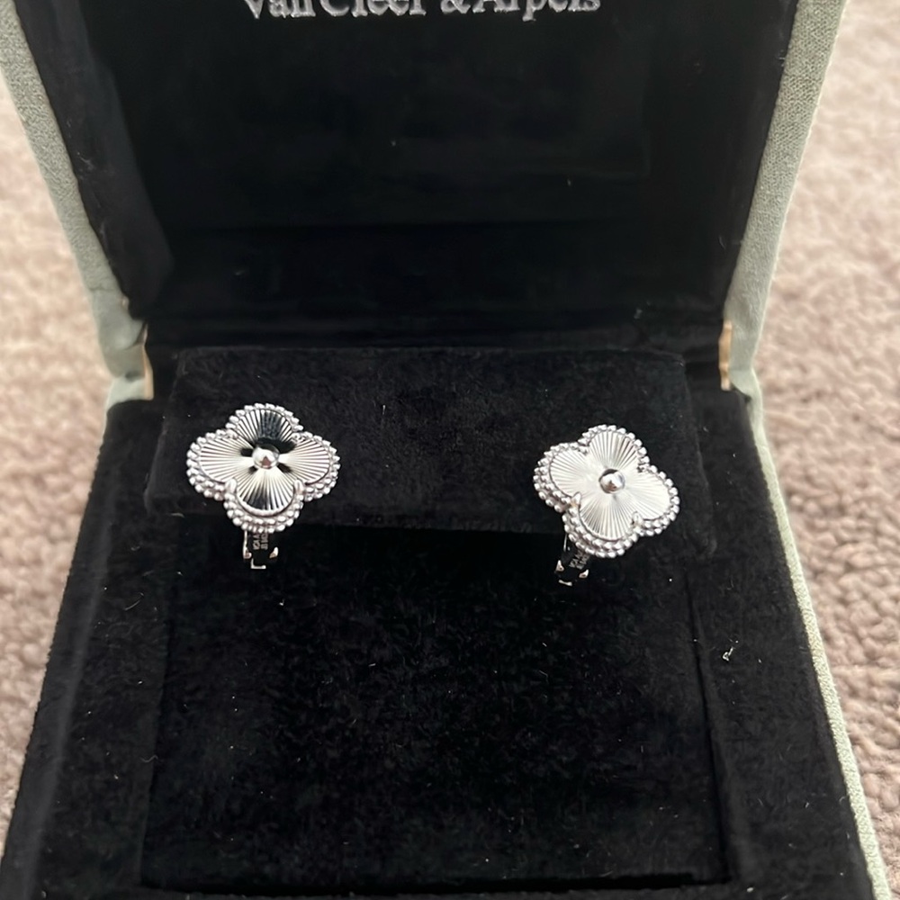 Silver clover motif earring